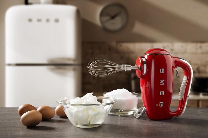 SMEG HMF01RDUK 50s Style Hand Mixer Red - Image 4